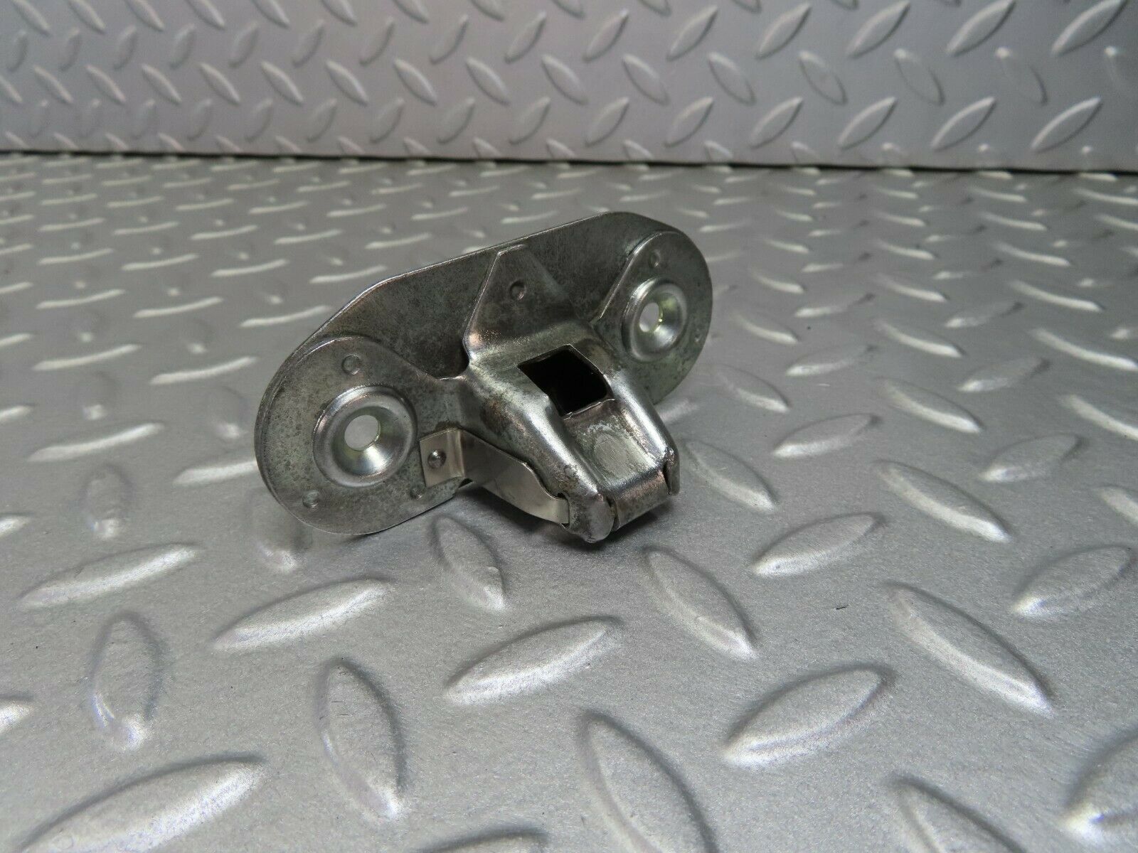 7889 Mercedes-Benz W115 220D Trunk Lock Latch