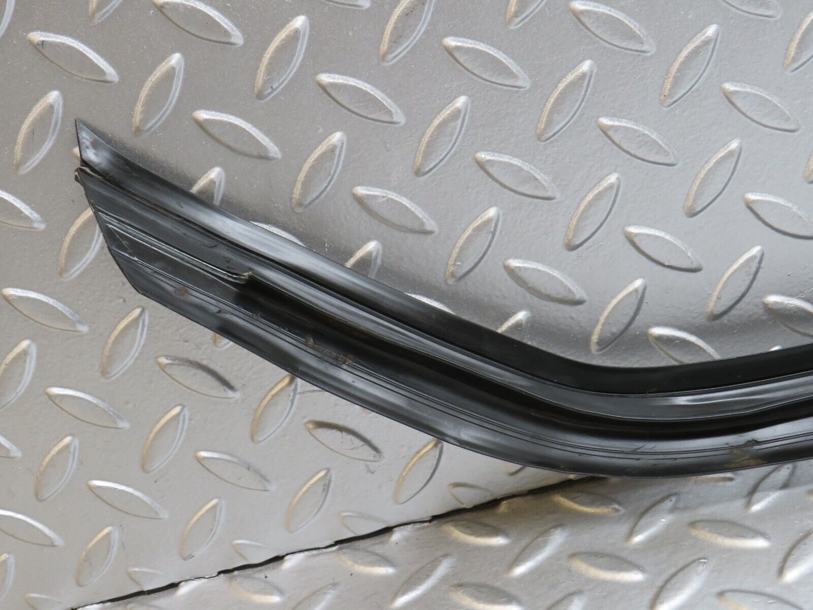 34223 Mercedes-Benz W124 260E Rear Windscreen Lower Rubber Seal