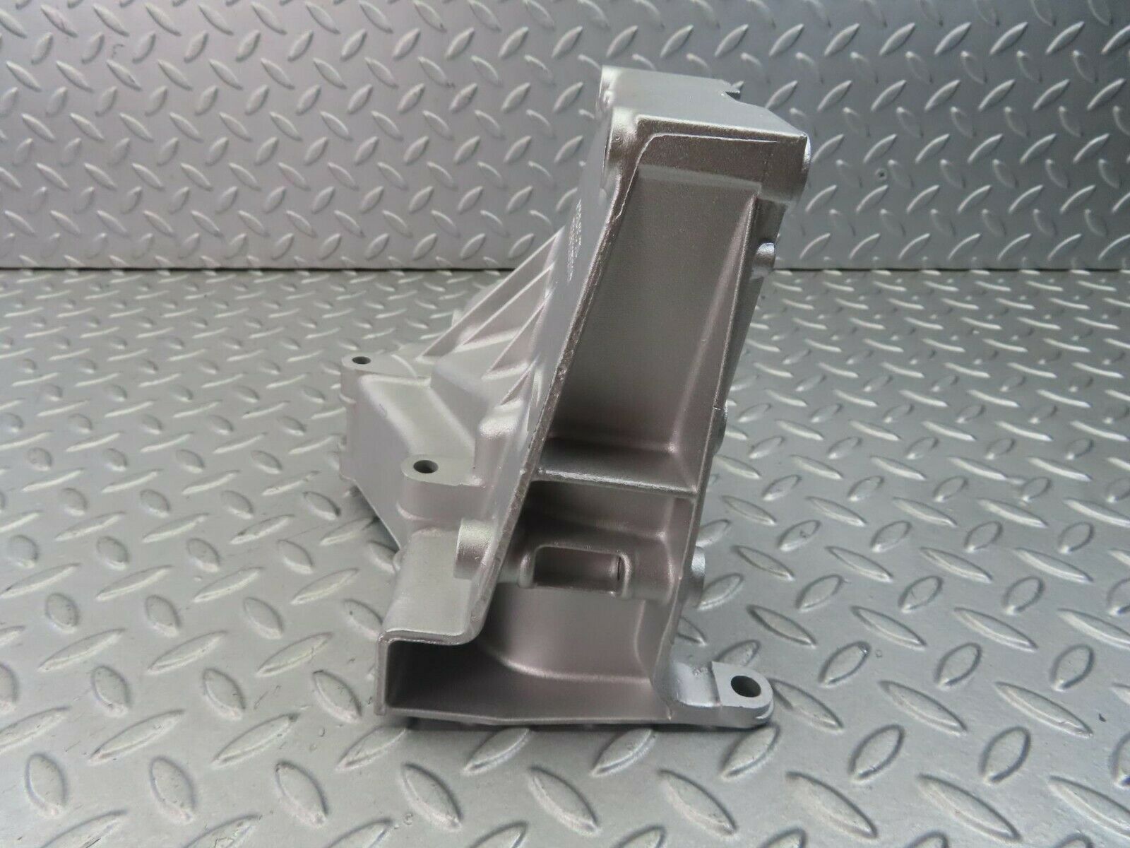 8323 Mercedes-Benz W124 Power Steering Pump Bracket 1022361030