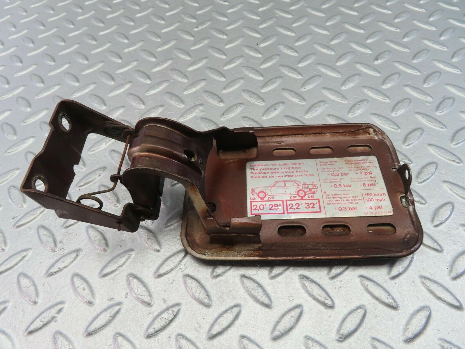 9981 Mercedes-Benz C123 230CE Coupe Fuel Tank Flap Cap 1235840039