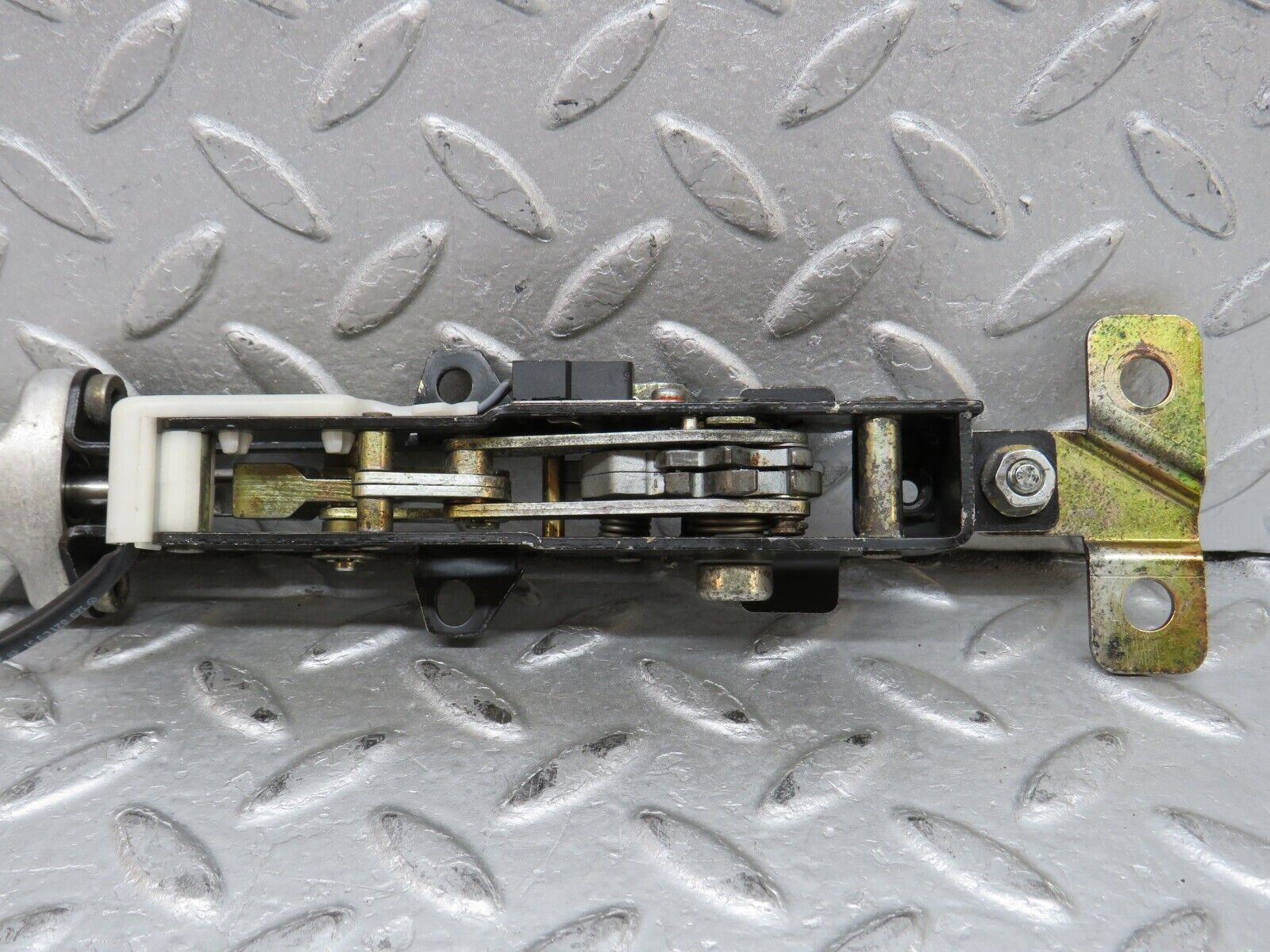 37820 Mercedes-Benz A124 320E Cabriolet Soft Top Cover Lock 1247700426 1298210951 1298001672