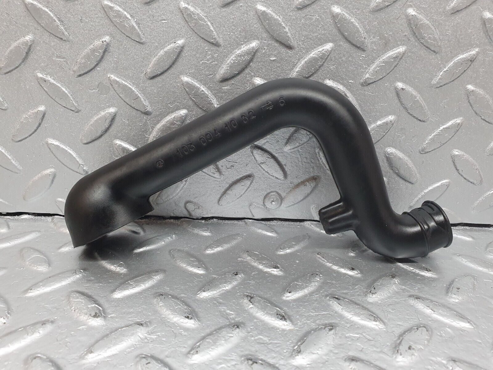 40982 Mercedes-Benz W126 300SE Crank Case Breather Hose 1030941082