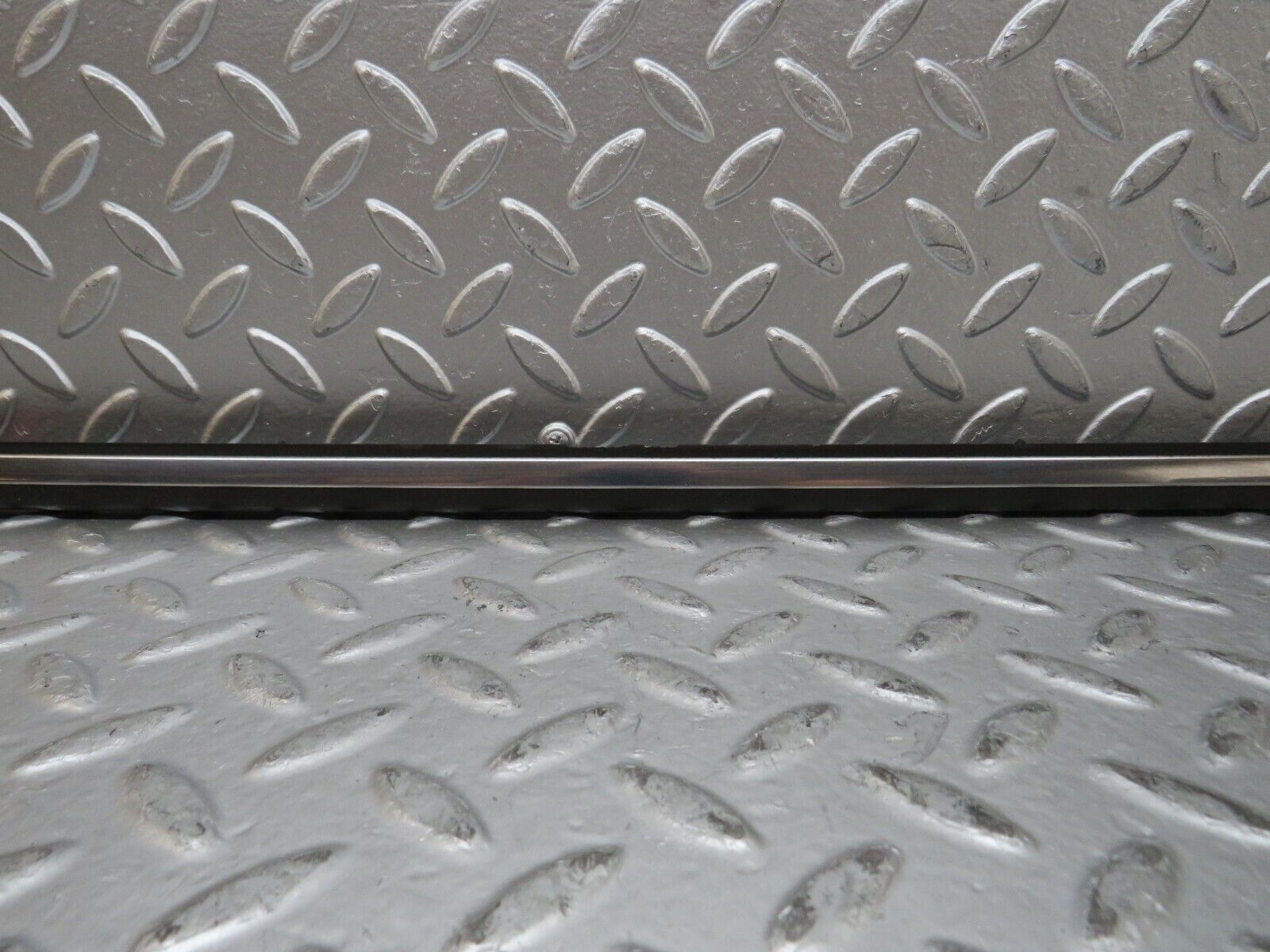 27109 Mercedes-Benz W123 280E Front Left Fender Wing Centre Moulding Trim