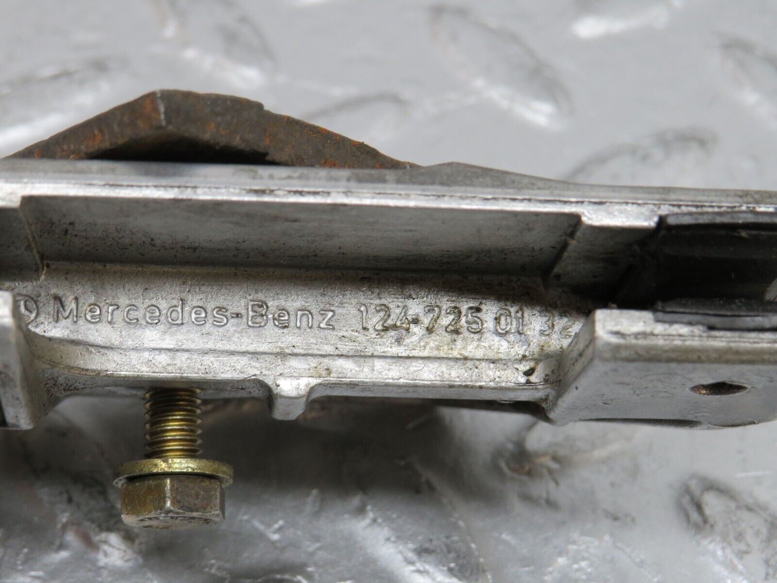 37818 Mercedes-Benz A124 320E Cabriolet Door Window Guide Bracket 2x 1247250132 1247250232