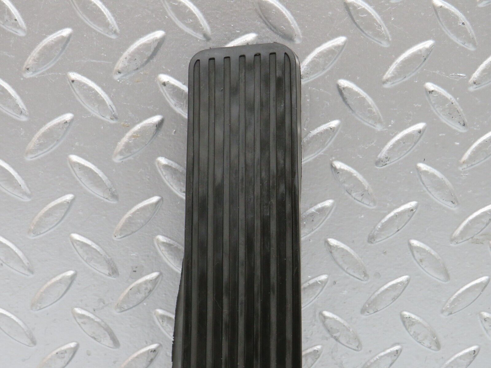 29086 Mercedes-Benz C124 320CE Coupe Accelerator Pedal With Rubber 1233010082