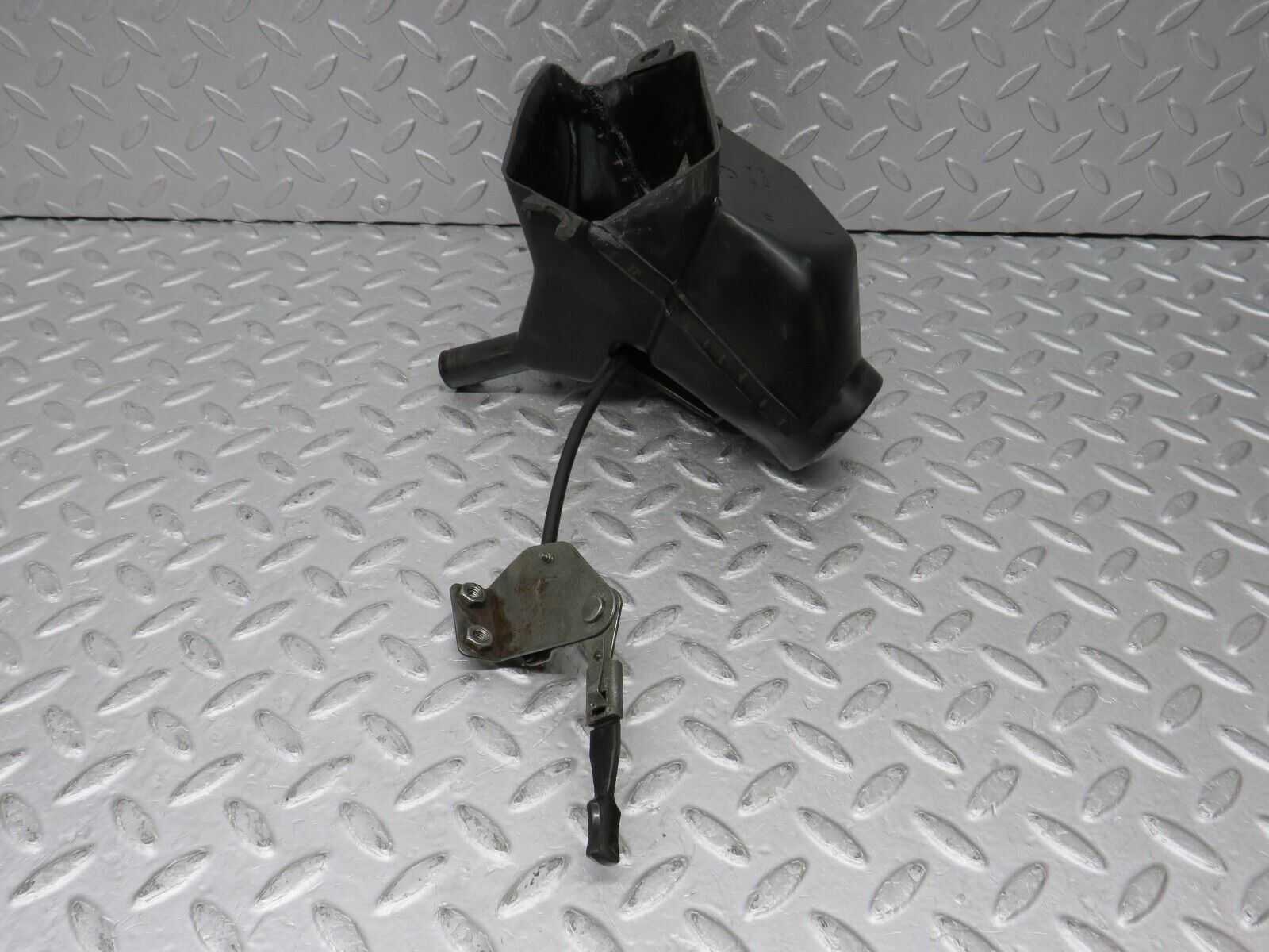 35913 Mercedes-Benz W108 Air Vent Control Left Side 1088301145