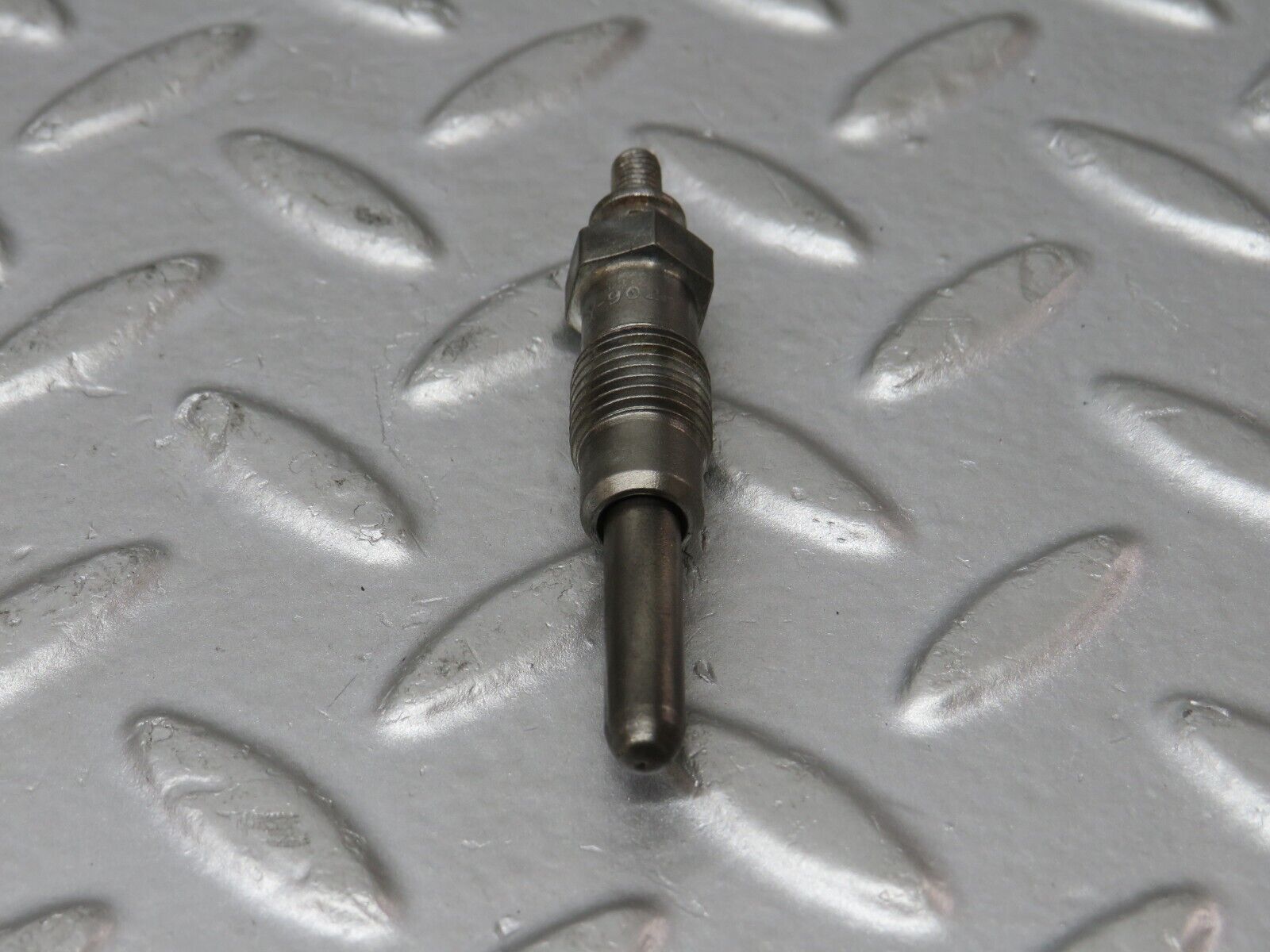 32897 Mercedes-Benz W123 300D Glow Plug Bosch Y-902R 046