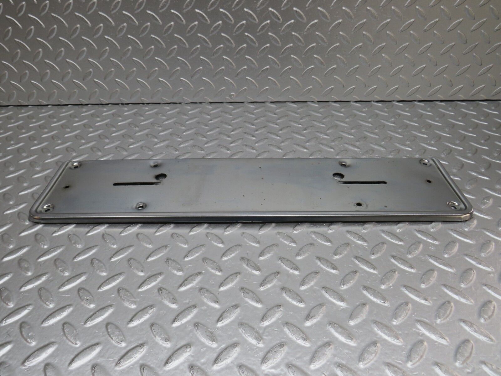 32512 Mercedes-Benz S124 300TE Wagon Rear number Plate Holder