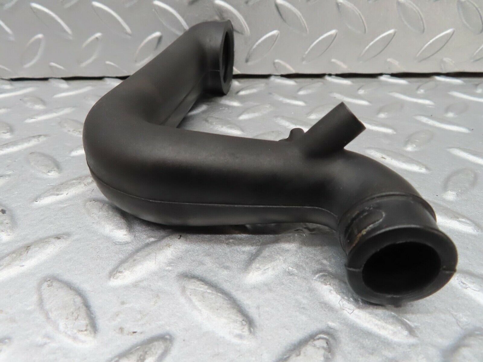 16440 Mercedes-Benz W124 260E Crank Case Breather Hose 1030941082