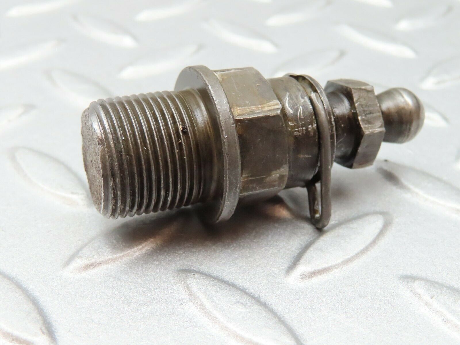 3552 Mercedes-Benz W108 280SE Ball Studs For Rocker Arm Mounting (Timing)