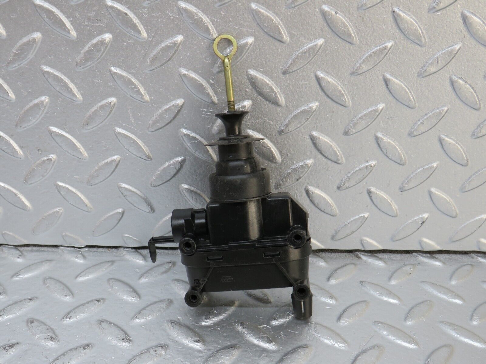 33902 Mercedes-Benz W124 260E Door Lock Vacuum Actuator Front Right