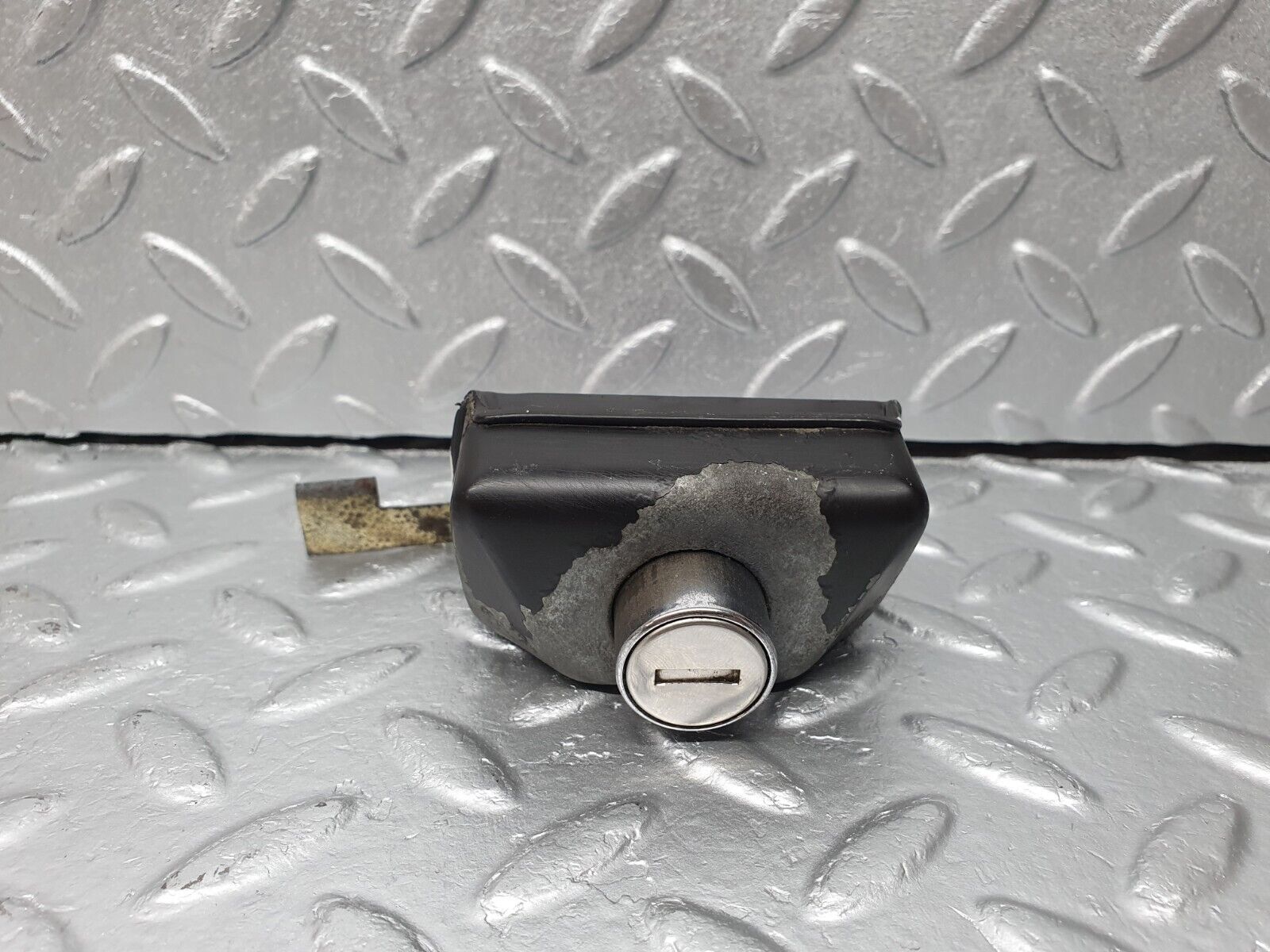 40747 Mercedes-Benz W123 300D Trunk Lock No Key 1237580096 1237500385