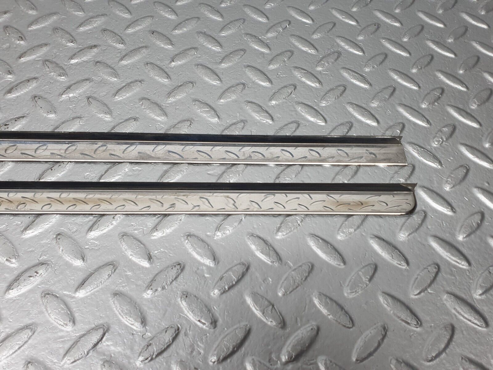 41058 Mercedes-Benz W126 300SE Sunroof Chrome Trim Set