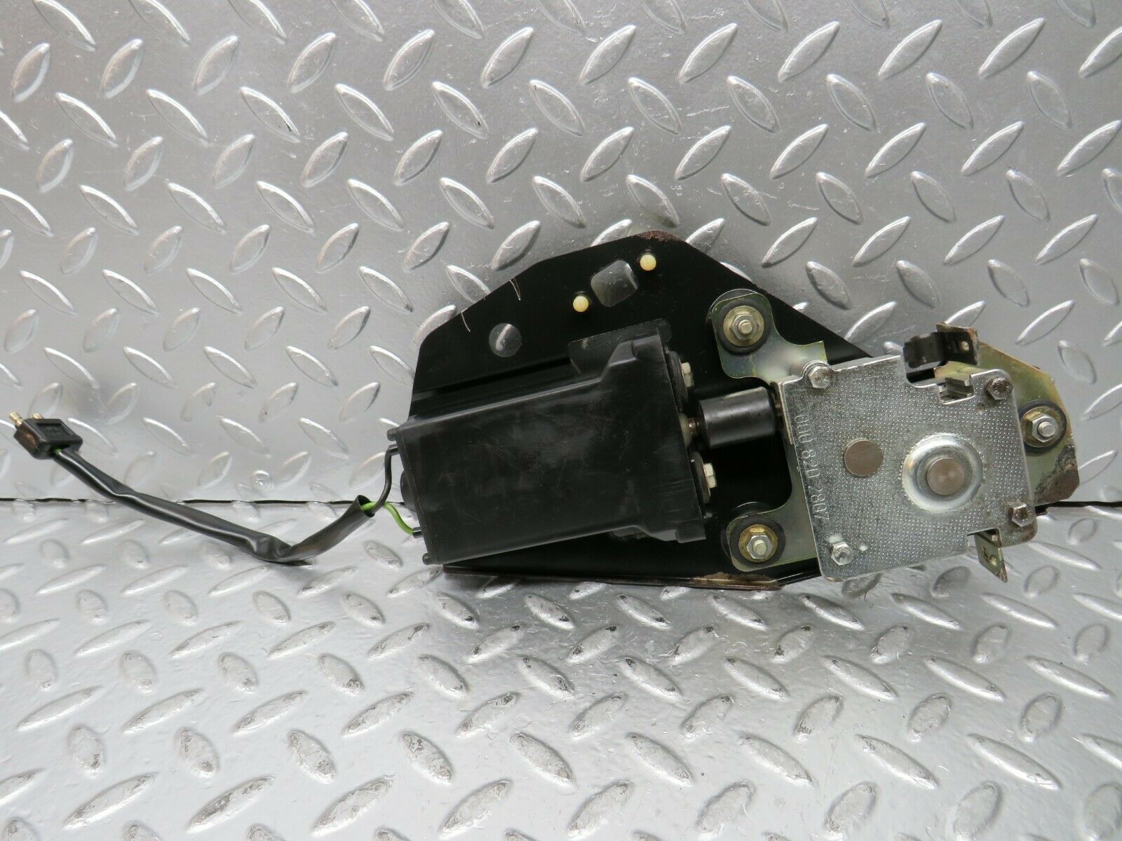 23205 Mercedes-Benz W116 350SE Sunroof Motor With Bracket 0008202807