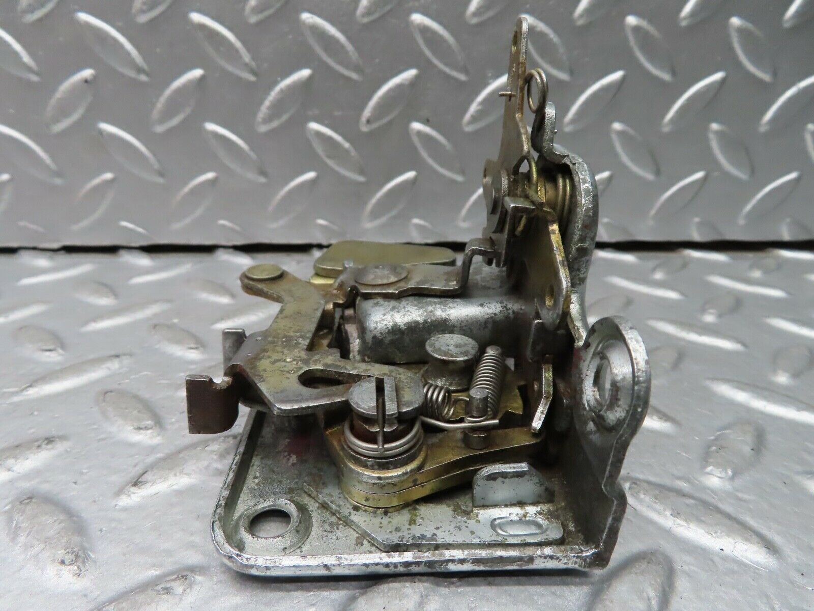 20980 Mercedes-Benz W114 250CE Coupe Right Door Lock Mechanism