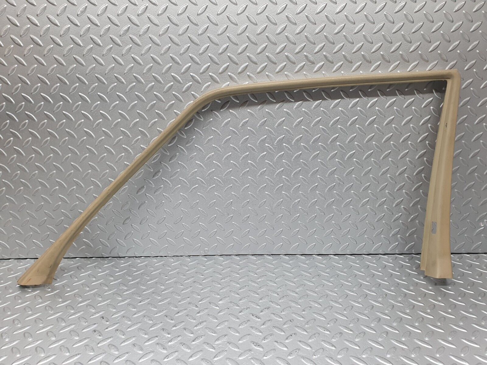 40978 Mercedes-Benz W126 300SE Front Right Door Window Frame Cover 1267250471