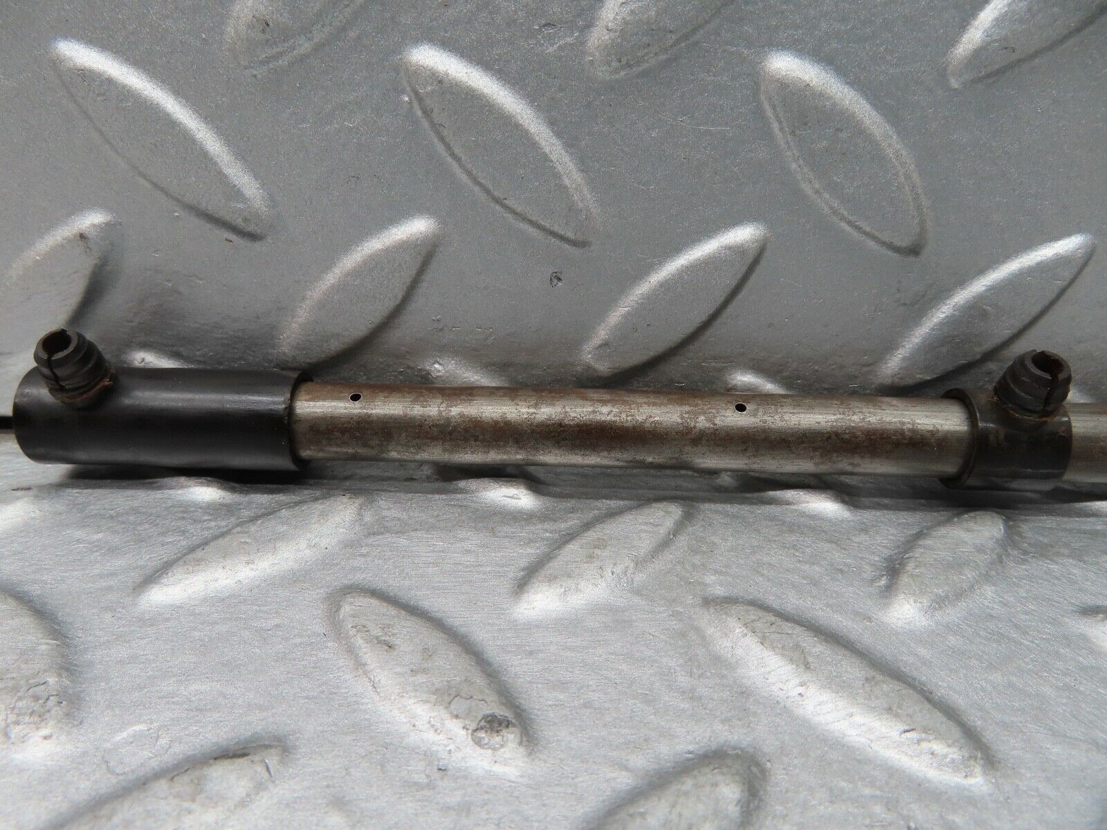 16765 Mercedes-Benz C107 380SLC Camshaft Oil Tube