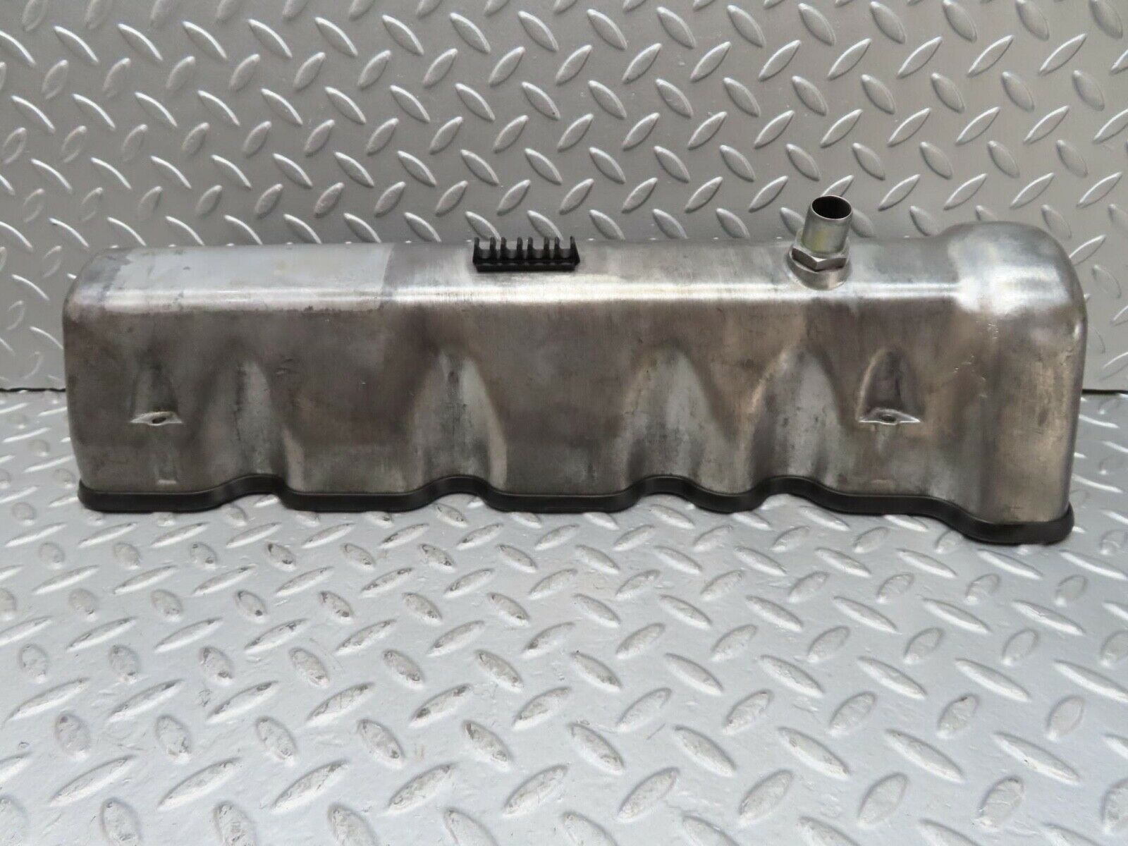 16530 Mercedes-Benz C107 350SLC Coupe Cylinder Head Valve Cover Left 1160161805