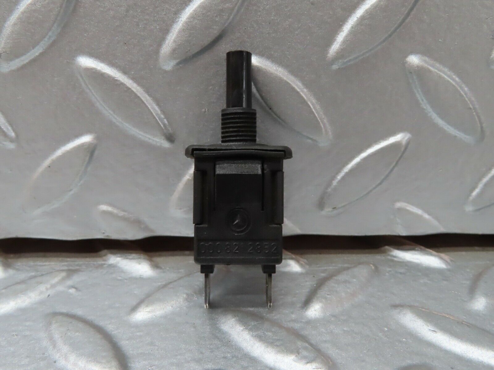 19277 Mercedes-Benz W123 300D Door Contact Switch 0008212852