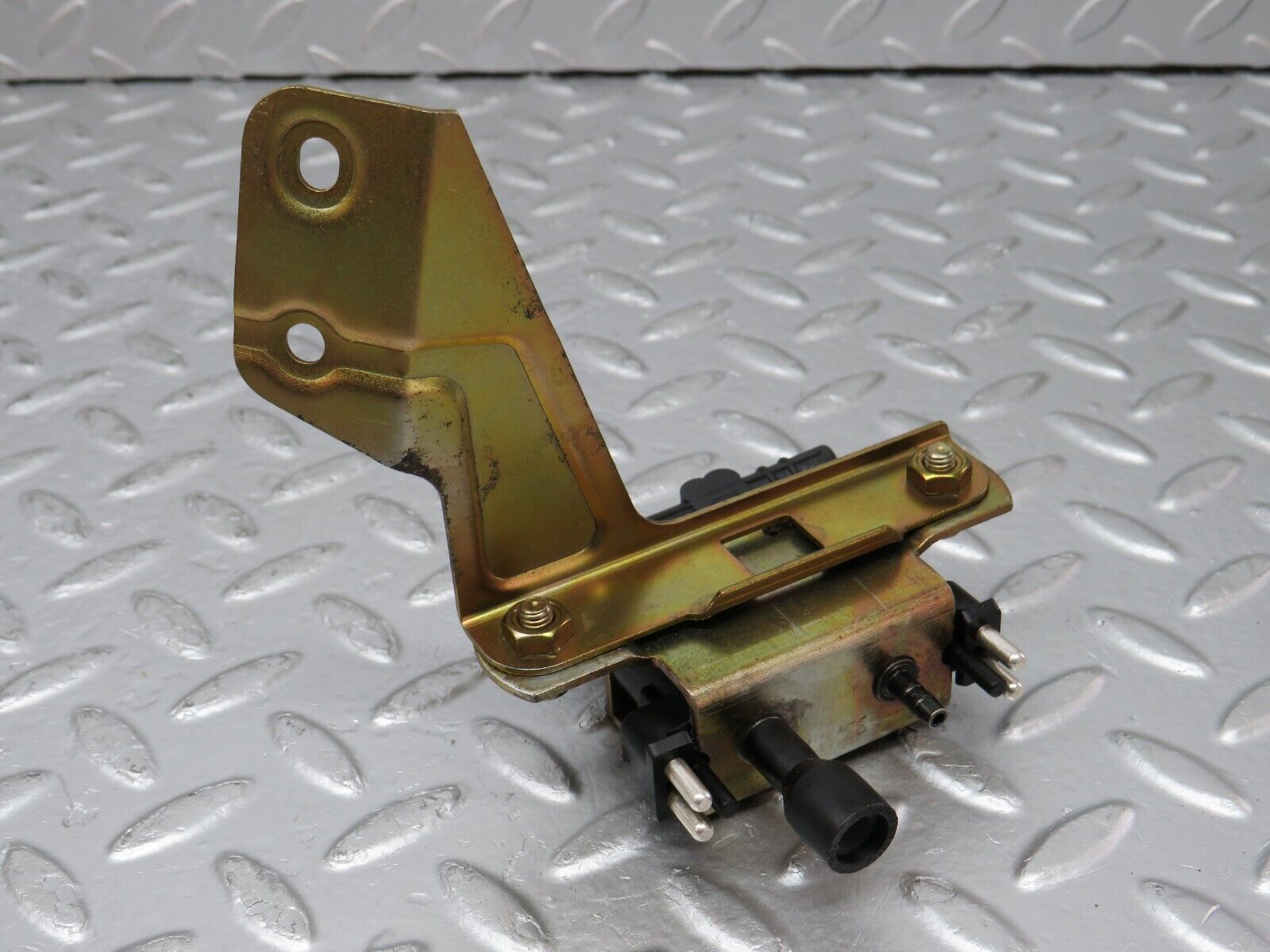 33384 Mercedes-Benz W202 C180 Solenoid Vacuum Valve 0025400697