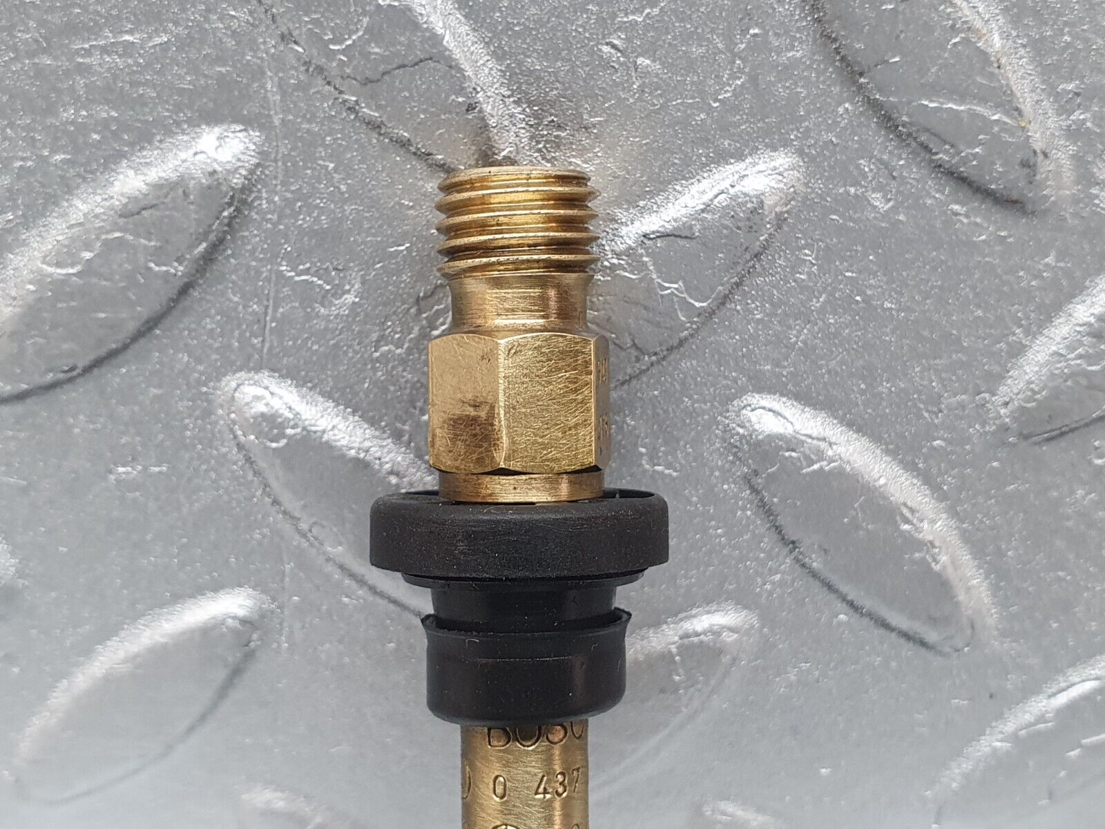 41037 Mercedes-Benz W126 300SE Fuel Injector Bosch 0000785623 0437502047