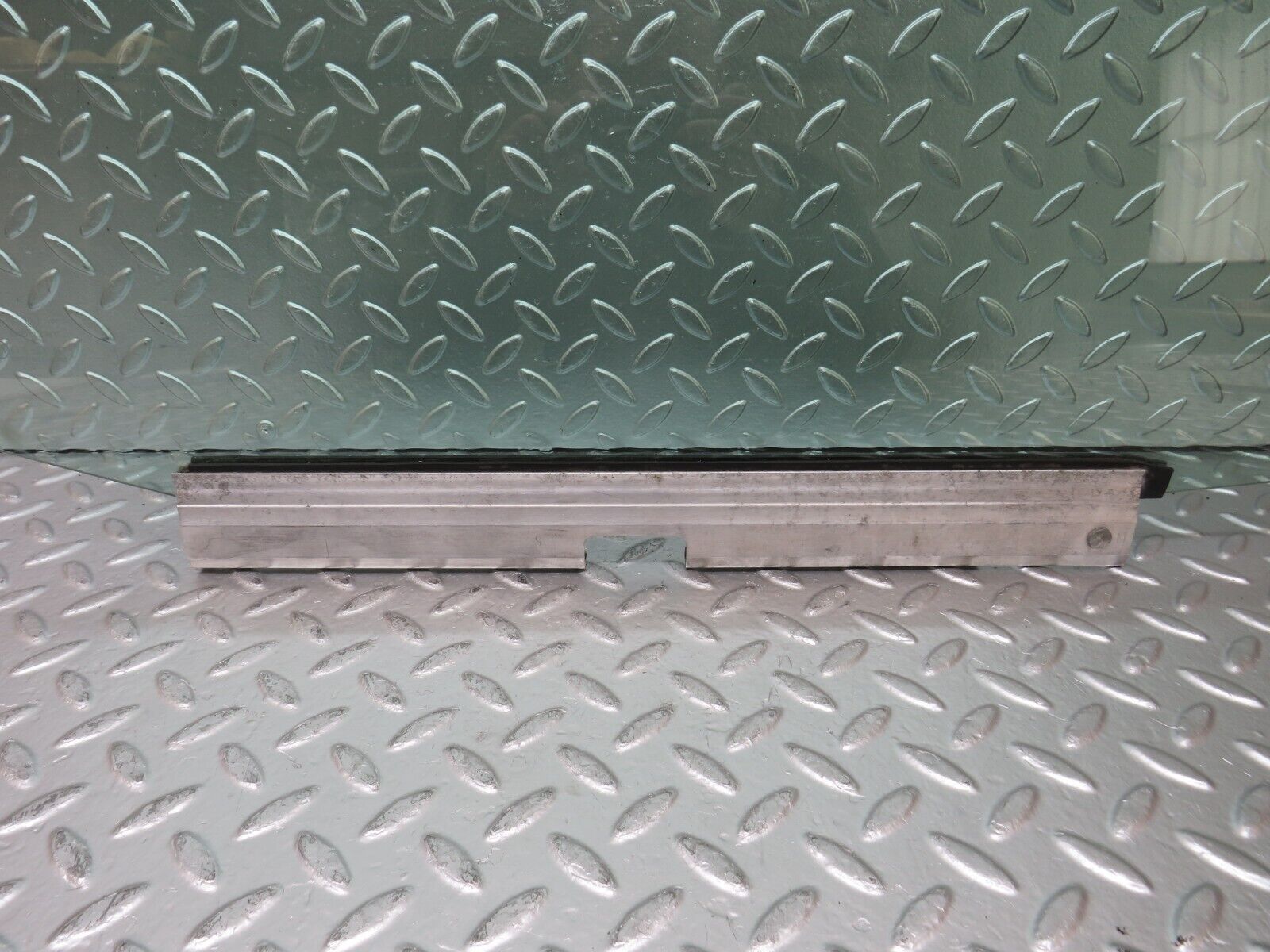 25147 Mercedes-Benz W201 190D Front Right Door Window Glass