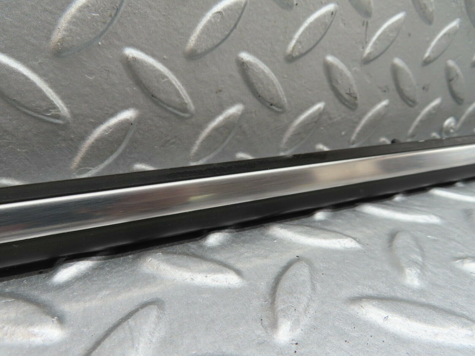 18004 Mercedes-Benz W123 200 Front Right Fender Wing Centre Moulding Trim