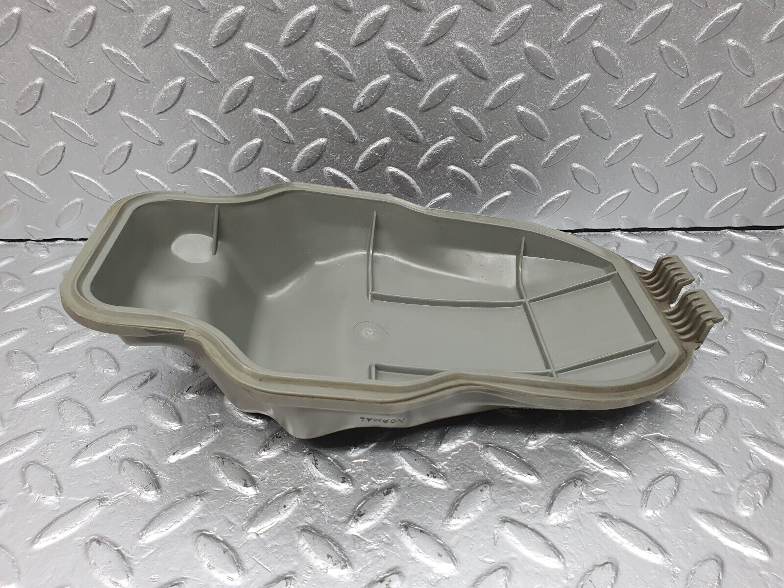 40724 Mercedes-Benz W123 300D Headlight Back Cover