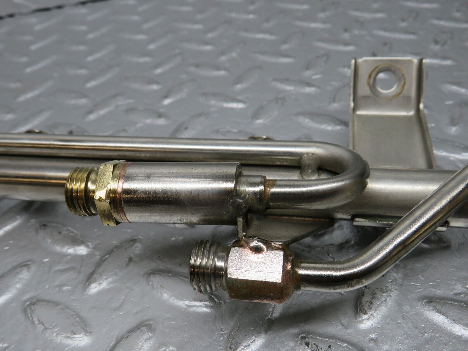 39441 Mercedes-Benz R129 320SL Coupe Fuel Injector Rail With Fuel Pressure Regulator 1040701395