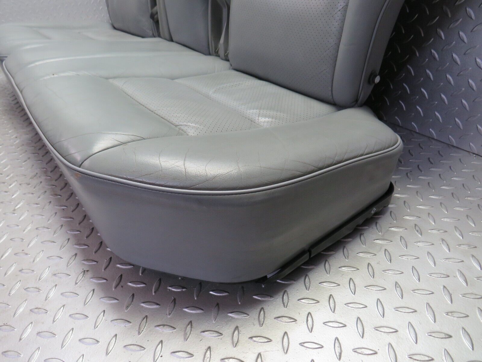 31422 Mercedes-Benz S124 220TE Wagon Rear Seat Leather Grey