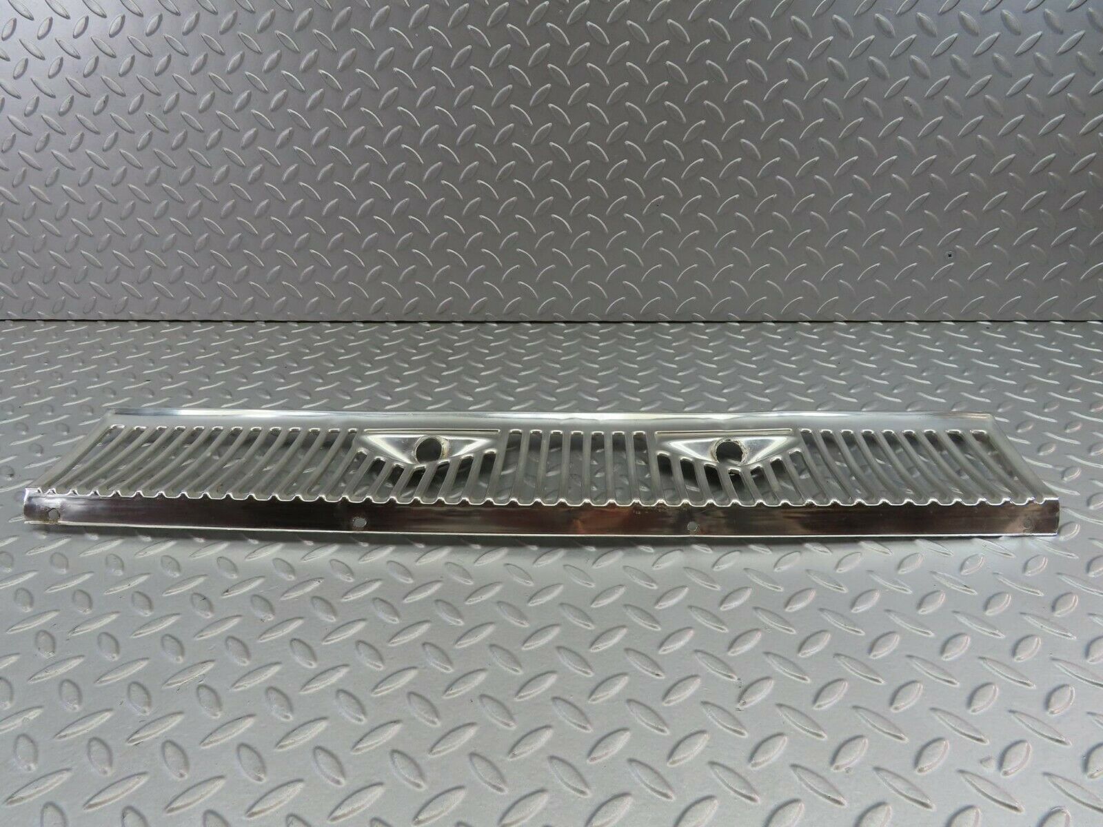 7385 Mercedes-Benz W116 450SE Air Intake Grill Chrome