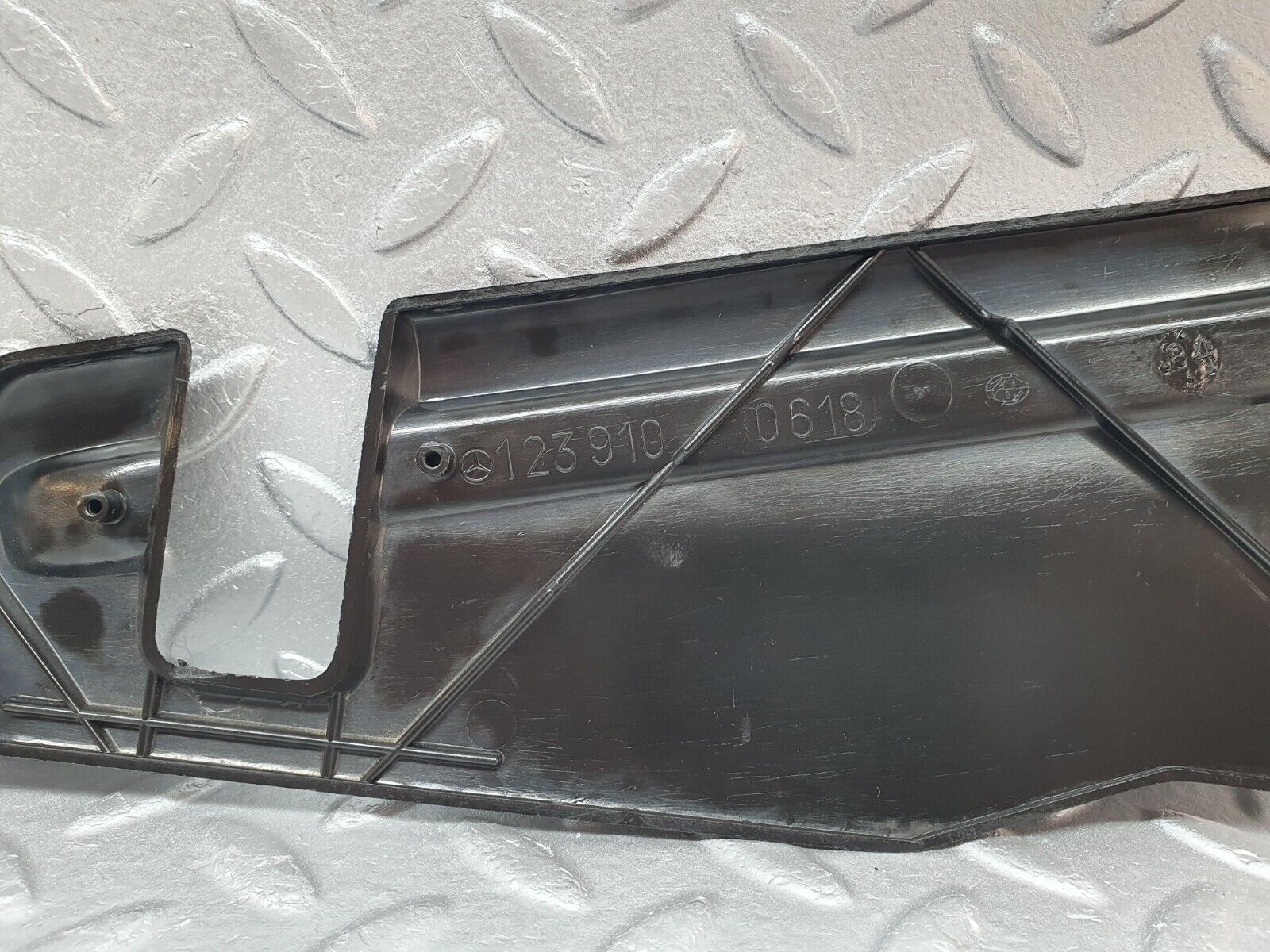 40788 Mercedes-Benz W123 300D Front Right Seat Cover Trim Black 1239100618