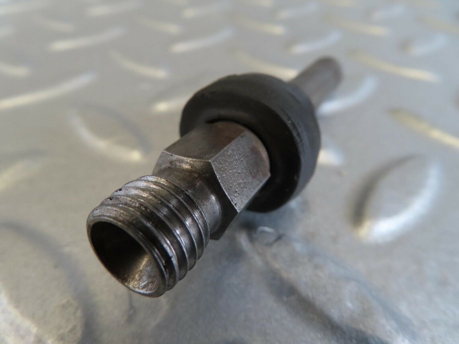 14032 Mercedes-Benz C107 280SLC Fuel Injector Bosch 0437502010