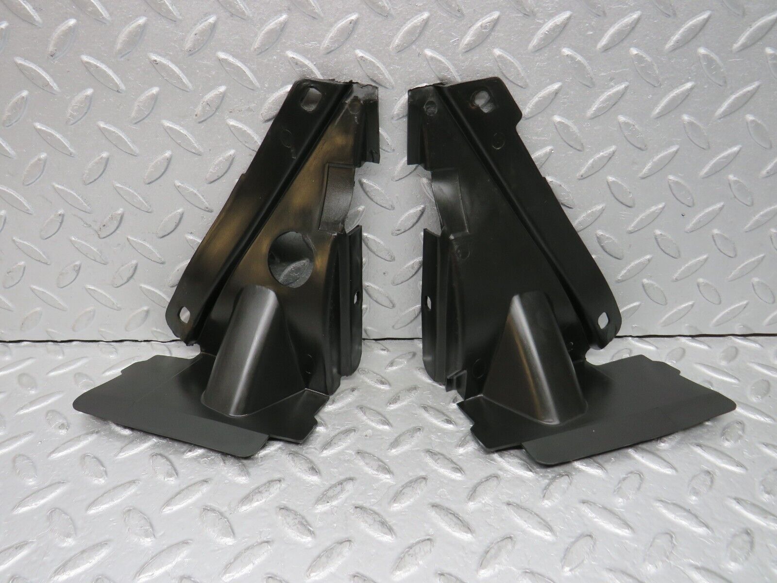 37777 Mercedes-Benz A124 320E Cabriolet Covering Side Member Pair 1246280907 1246281007