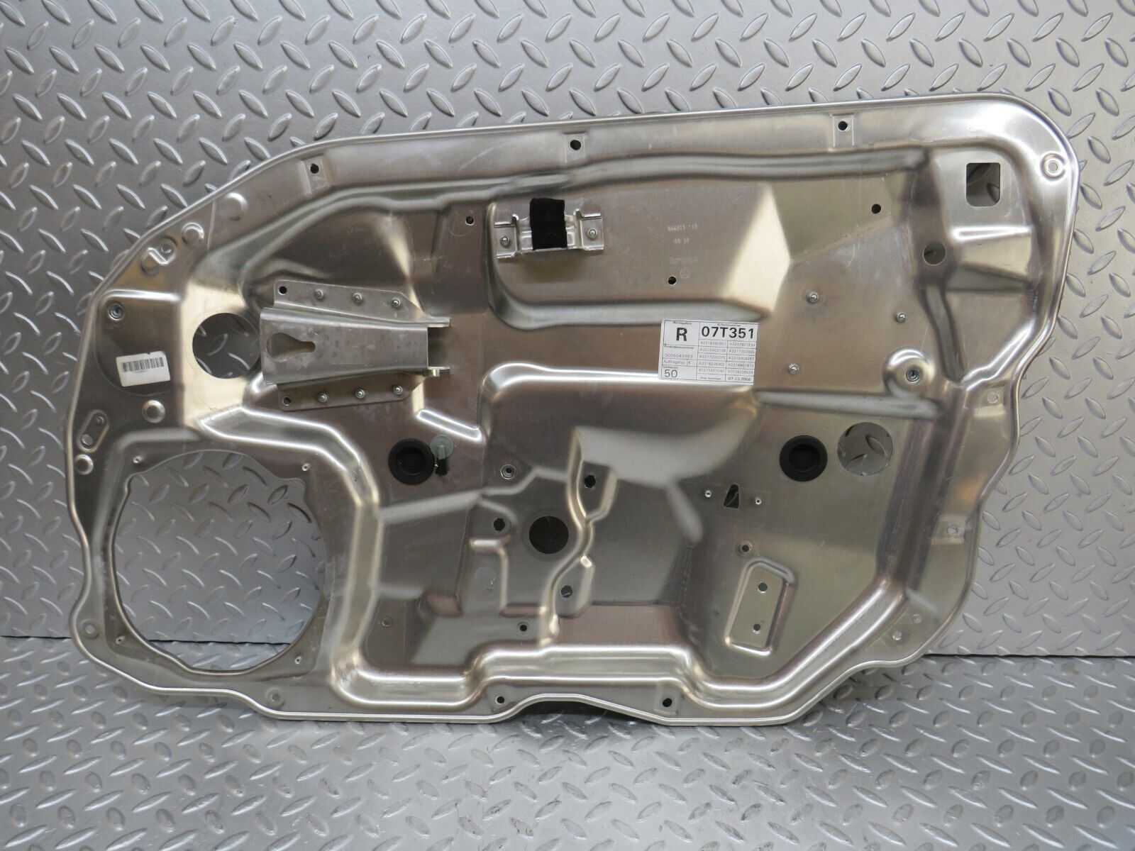 35104 Mercedes-Benz W221 Front Right Window Regulator Support Panel