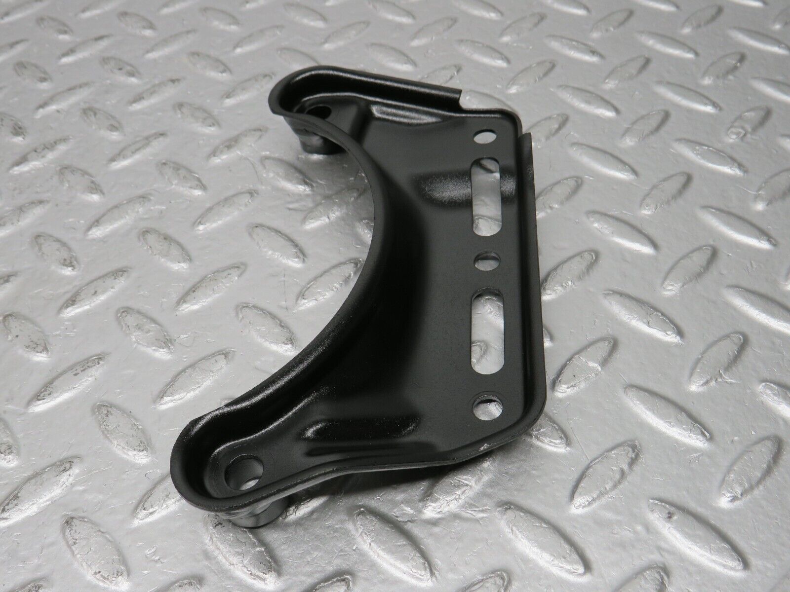 32672 Mercedes-Benz S124 300TE Air Conditioning Compressor Support Bracket