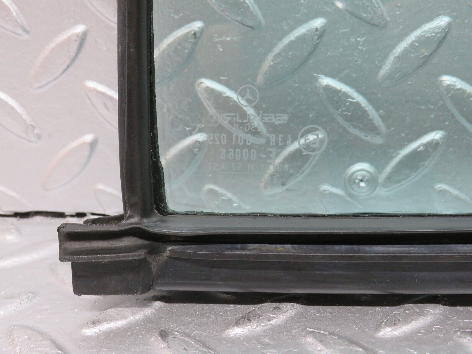 33144 Mercedes-Benz W126 Rear Right Quarter Window Glass 1267350224