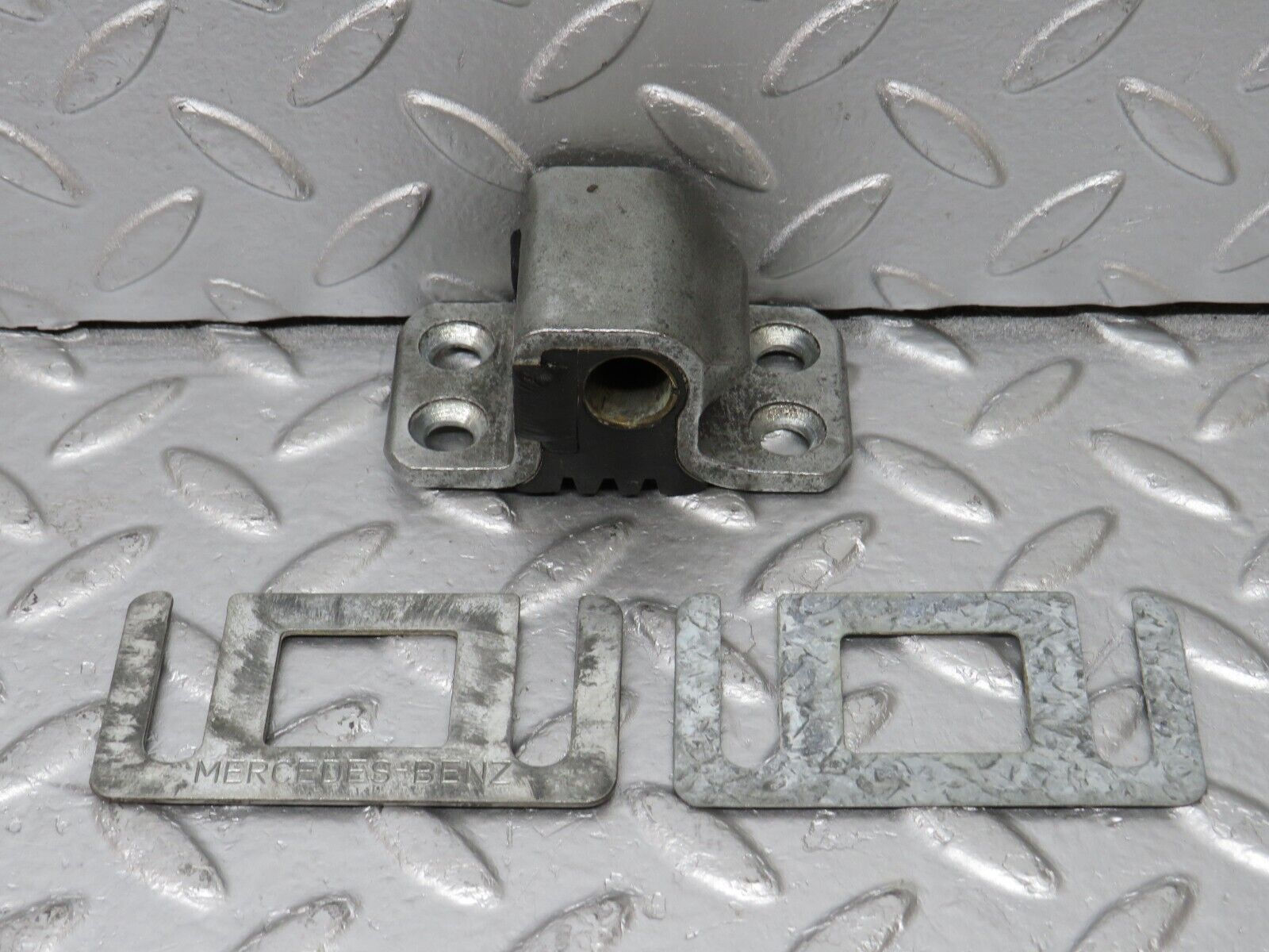 34425 Mercedes-Benz C126 380SEC Coupe Door Lock Latch Left Side