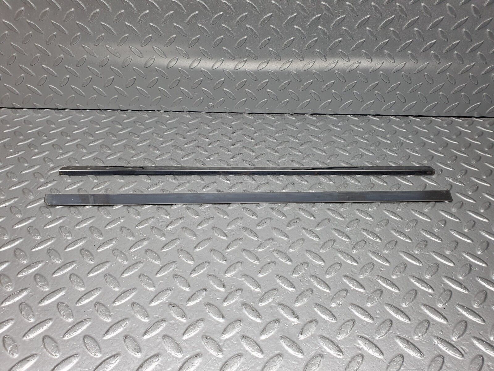 41058 Mercedes-Benz W126 300SE Sunroof Chrome Trim Set