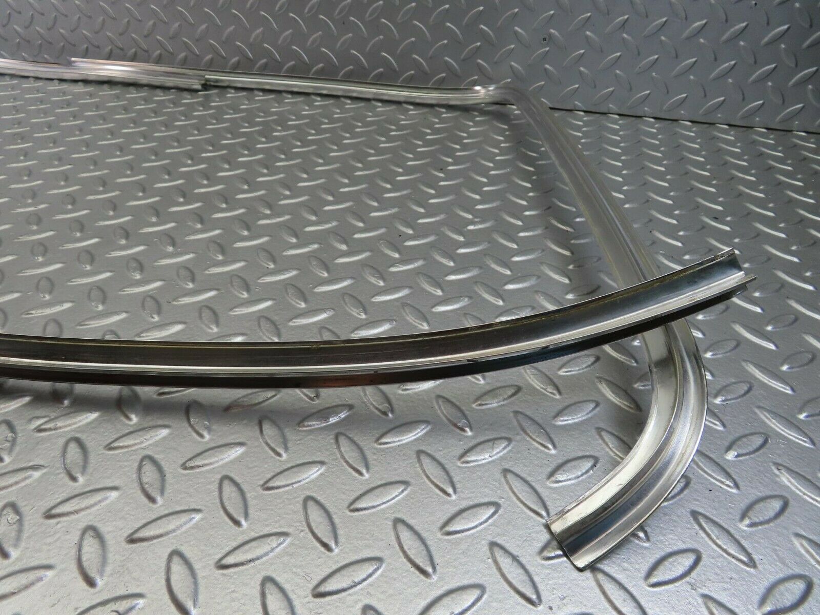 10848 Mercedes-Benz C123 280CE Coupe Rear Windscreen Chrome Frame