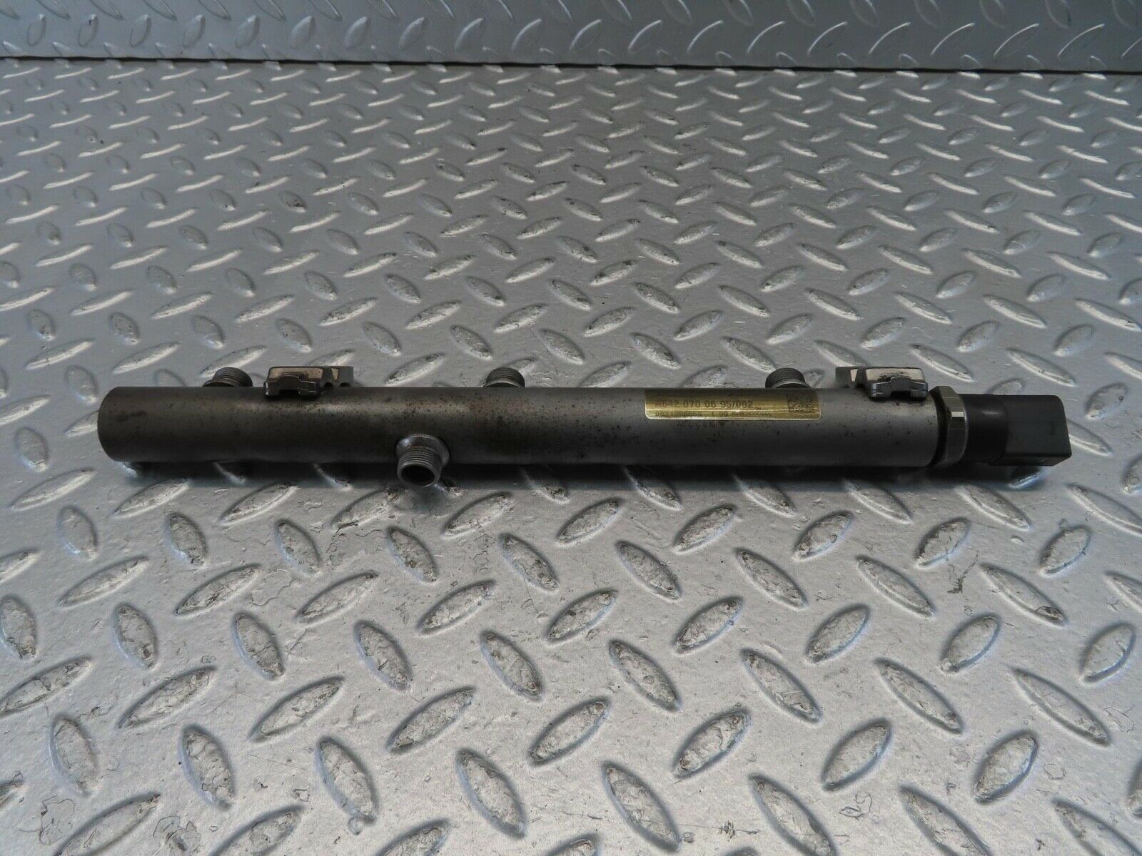 11207 Mercedes-Benz W221 S320 Fuel Rail Right Side With Pressure Sensor