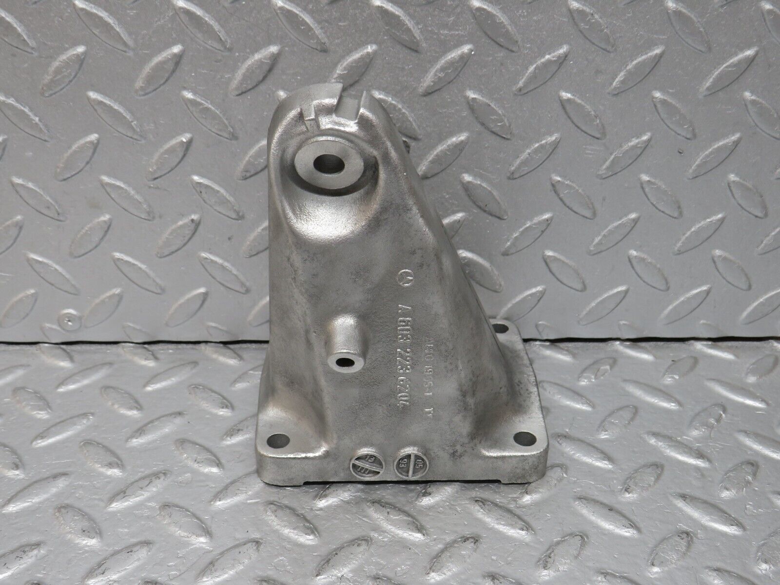 38123 Mercedes-Benz A124 320E Cabriolet Engine Mount Bracket Right 6032236204