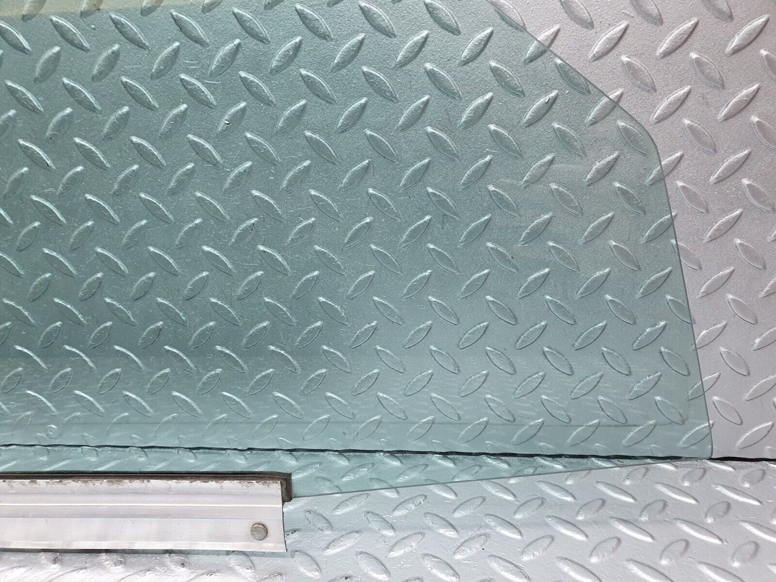 41409 Mercedes-Benz W124 200E Front Right Door Window Glass