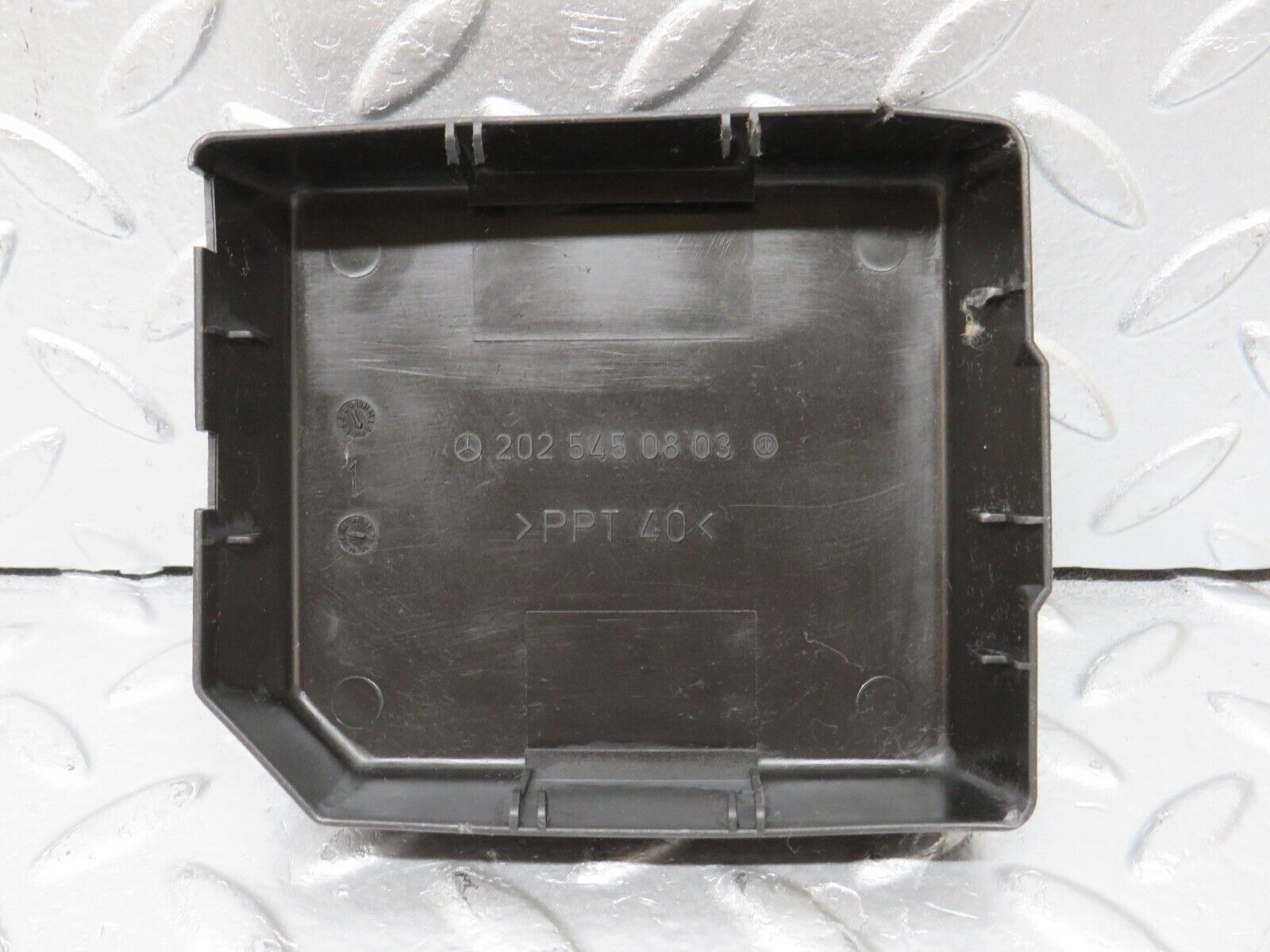 33334 Mercedes-Benz W202 C180 Fuse Box Cover Lid 2025450803 2025451700