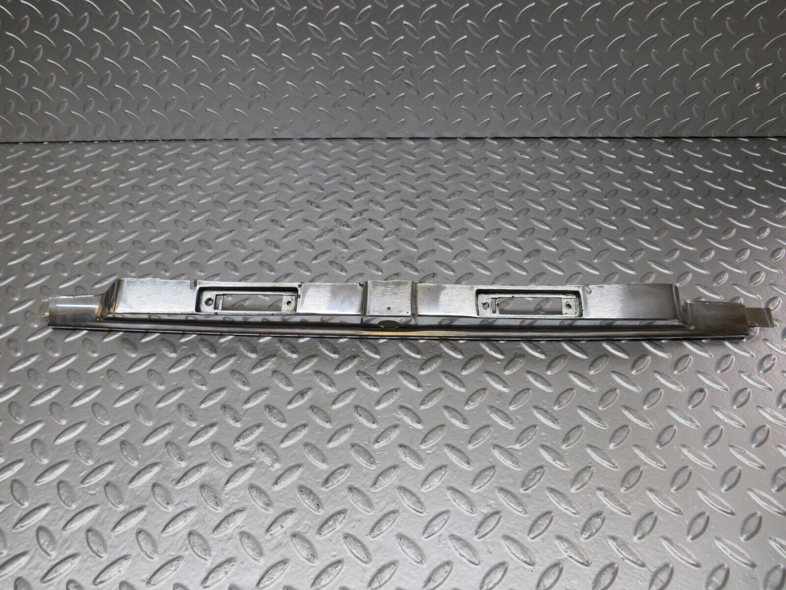 26038 Mercedes-Benz W116 450SE number Plate Light Holder Moulding 1166900580