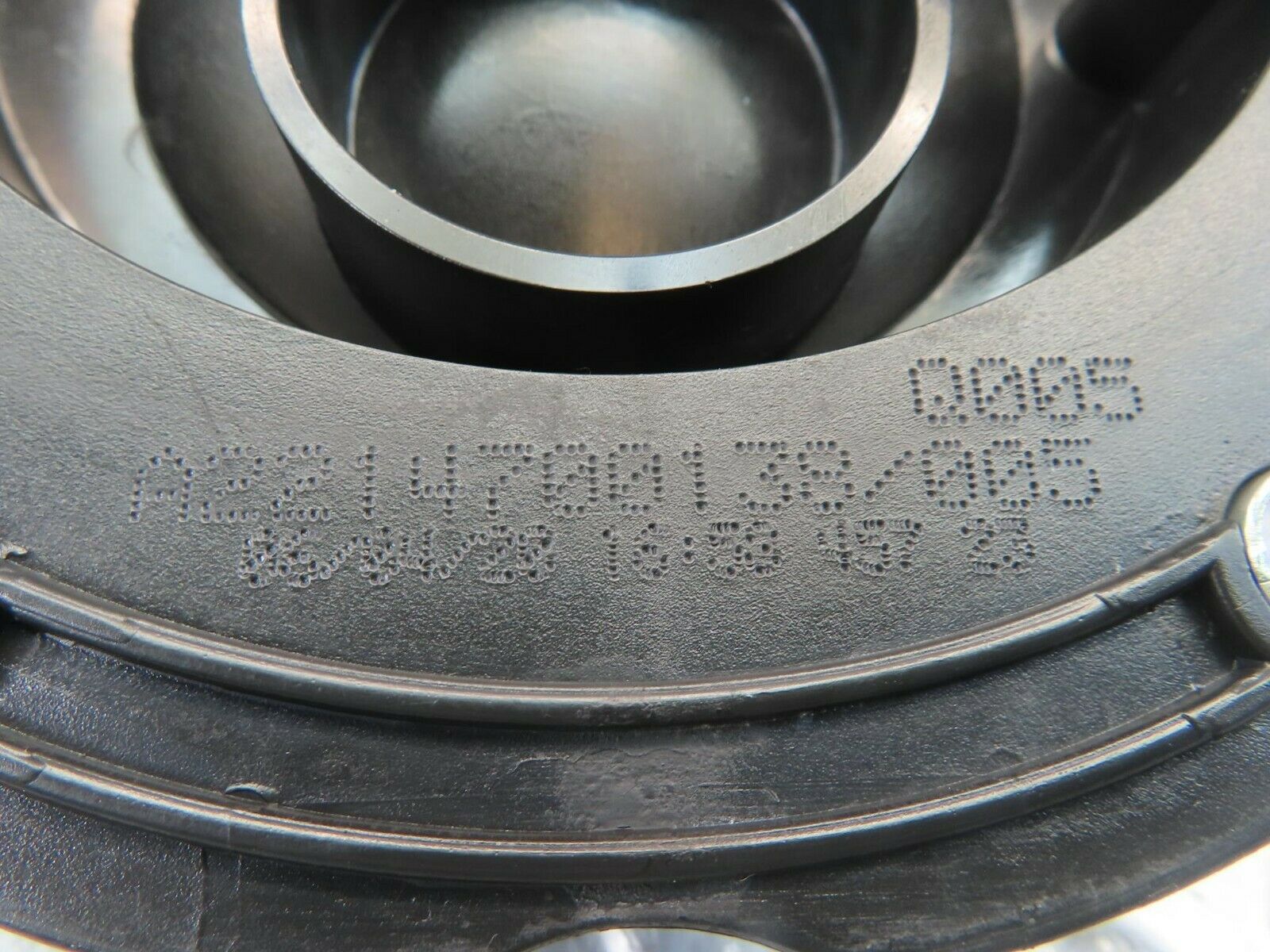 11128 Mercedes-Benz W221 S320 Fuel Tank Cap 2214700138