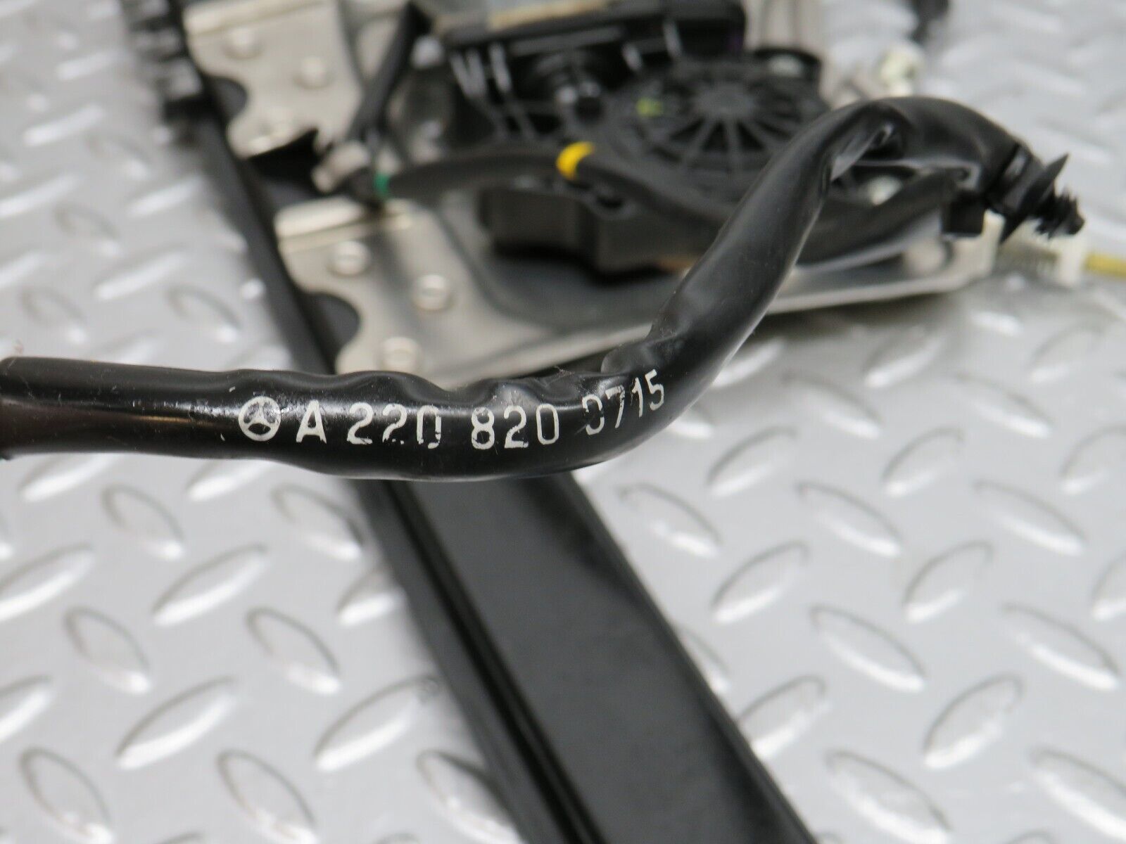 32288 Mercedes-Benz W220 S430 Front Left Window Regulator Siemens 2208200715