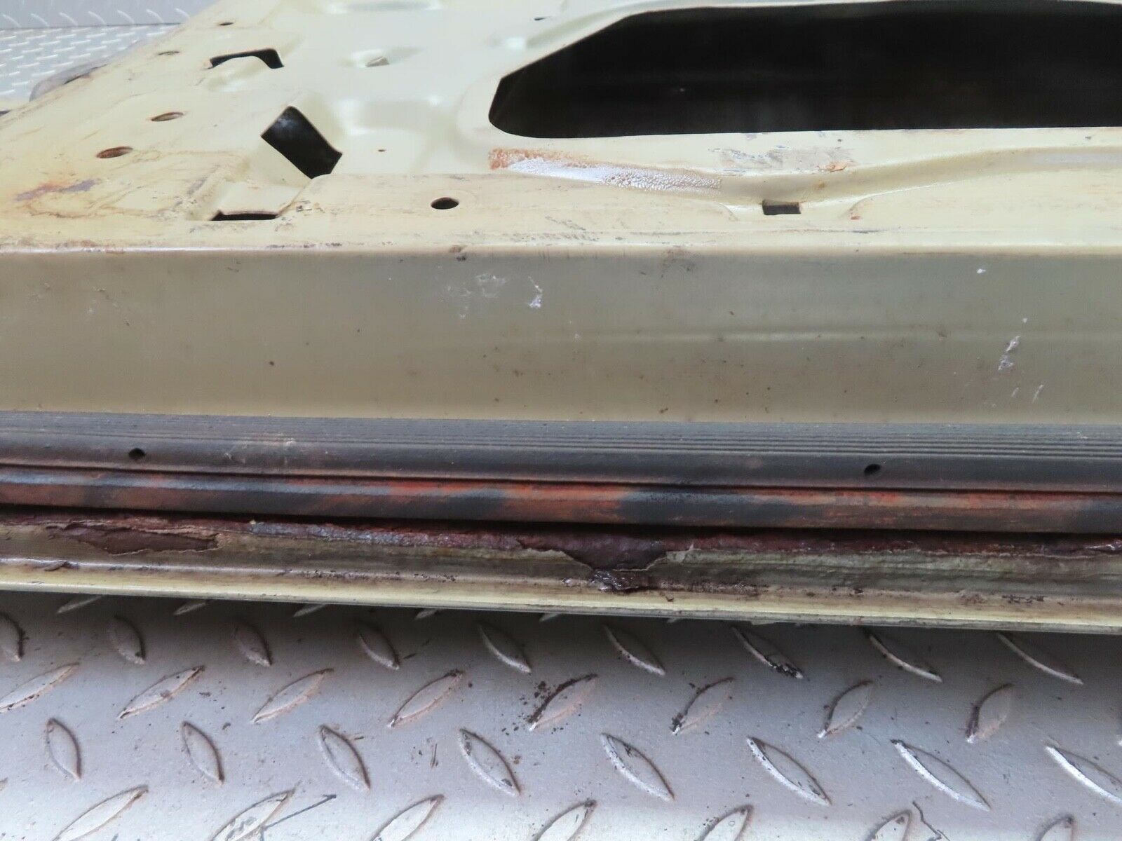 13639 Mercedes-Benz W123 200 Front Right Door