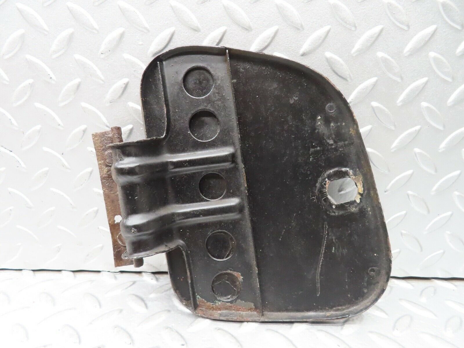 18996 Mercedes-Benz W121 190b Ponton Fuel Tank Flap Cap