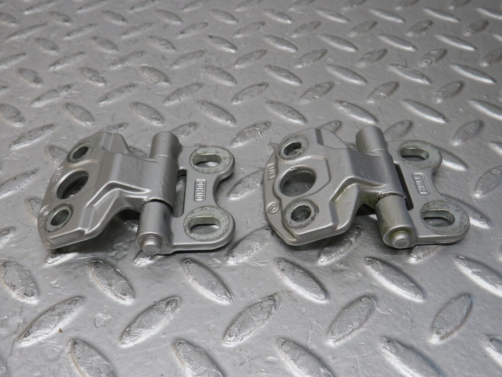 34915 Mercedes-Benz W210 320E Door Hinge Left Side